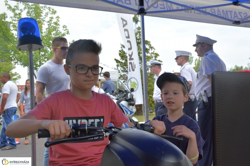 Gyereknap a Nyírpláza parkolójában