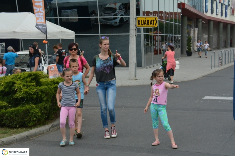 Gyereknap a Nyírpláza parkolójában