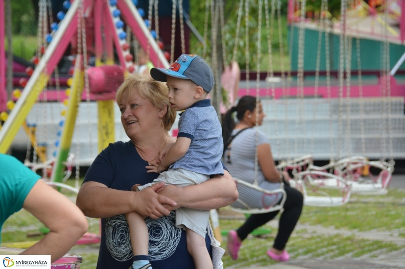 Gyereknap a Nyírpláza parkolójában