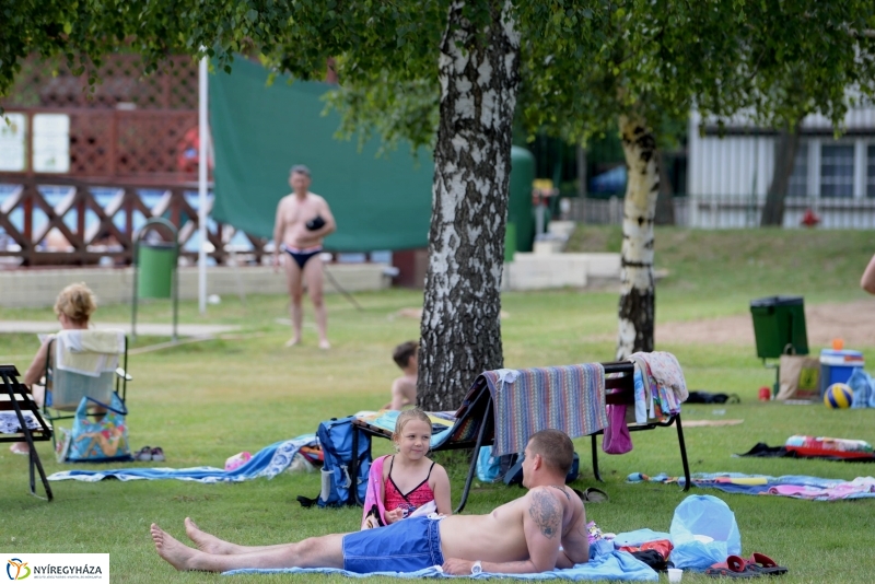 Kinyitott a Tófürdő