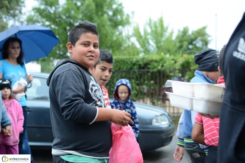 Ételosztás a Kikelet Óvodában 