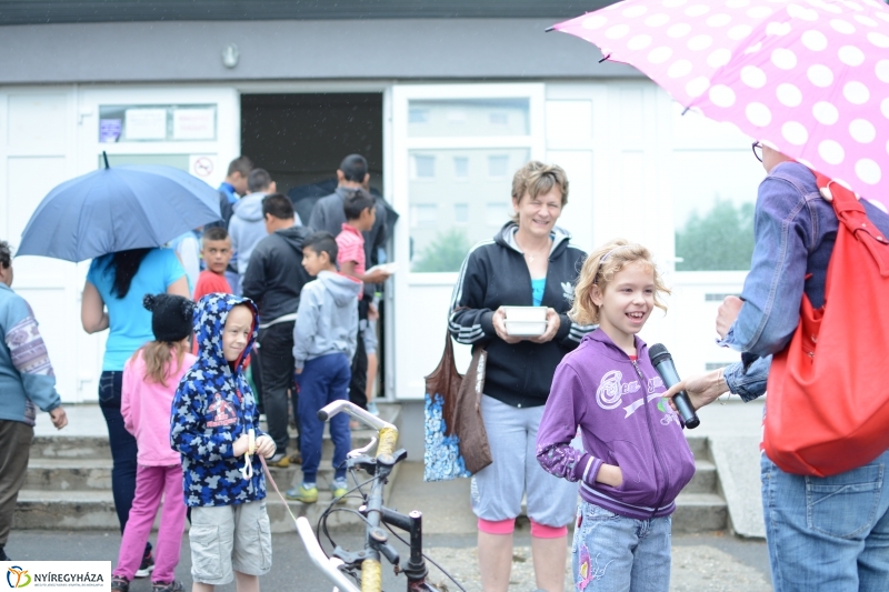 Ételosztás a Kikelet Óvodában 