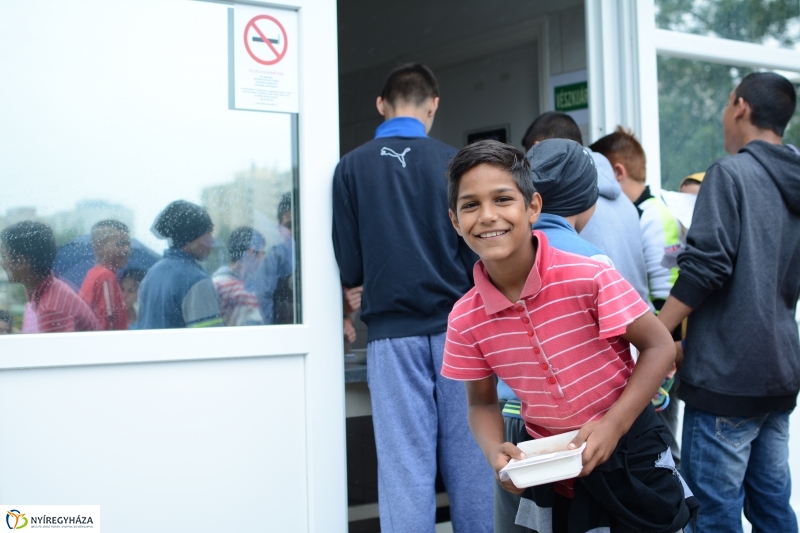 Ételosztás a Kikelet Óvodában 