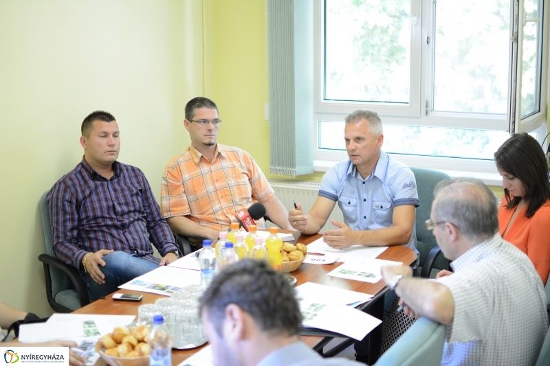 Sajtótájékoztató az Okoskukákról