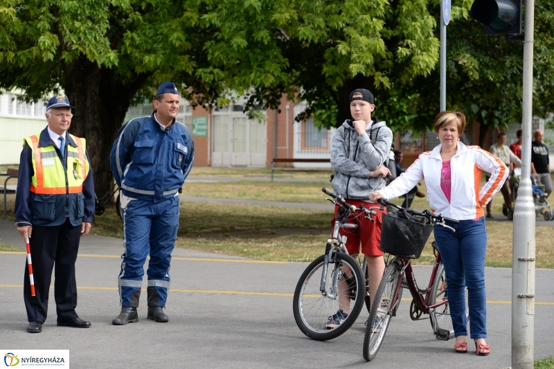 Közlekedésbiztonsági figyelemfelhívó akció