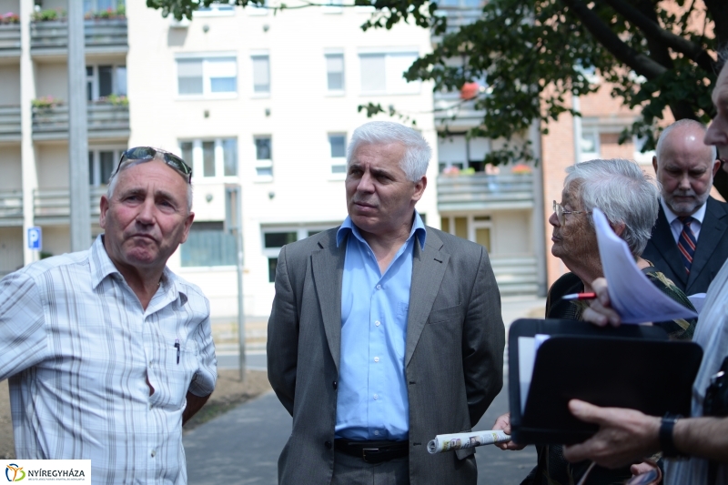 Arany János utcai körforgalom átadása