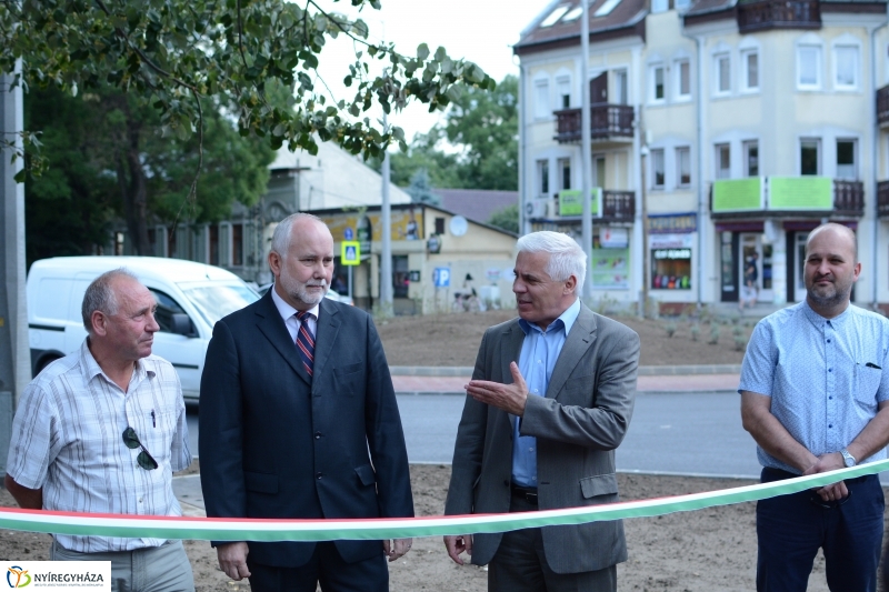 Arany János utcai körforgalom átadása