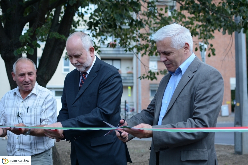 Arany János utcai körforgalom átadása