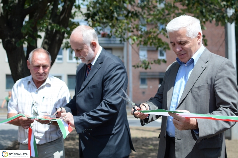 Arany János utcai körforgalom átadása