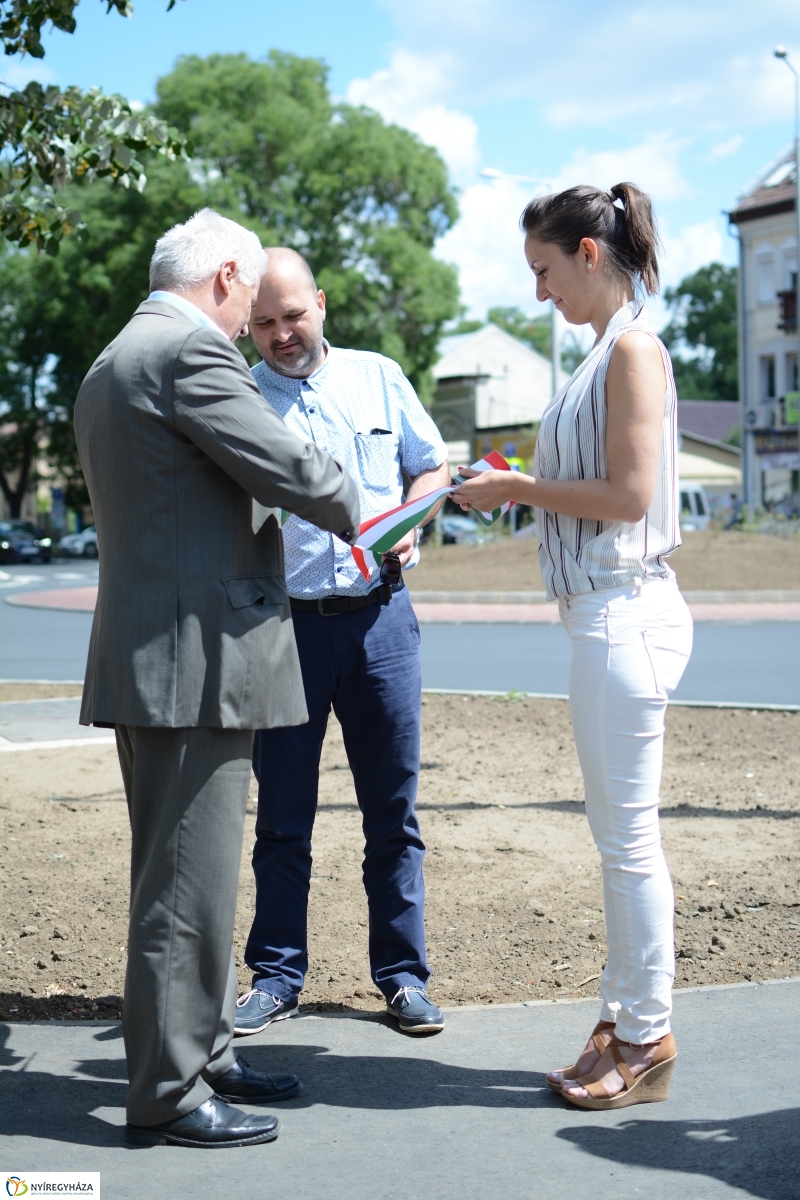 Arany János utcai körforgalom átadása