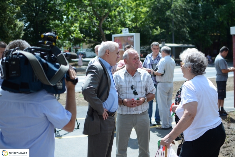 Arany János utcai körforgalom átadása