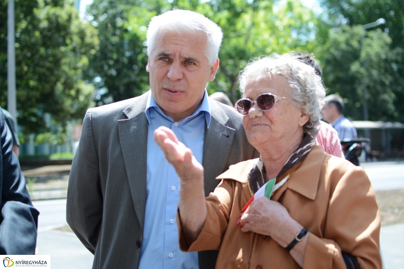 Arany János utcai körforgalom átadása