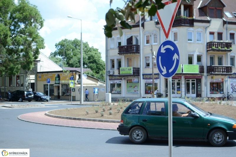 Arany János utcai körforgalom átadása