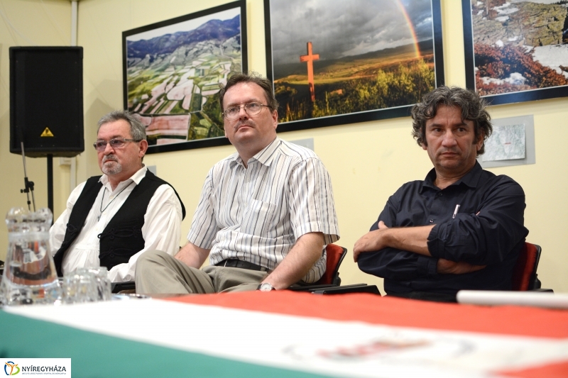 Kiállítás megnyitó és könyvbemutató a Móricz Zs. könyvtárban