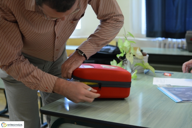 Defibrillátor kapott a Kölcsey Gimnázium