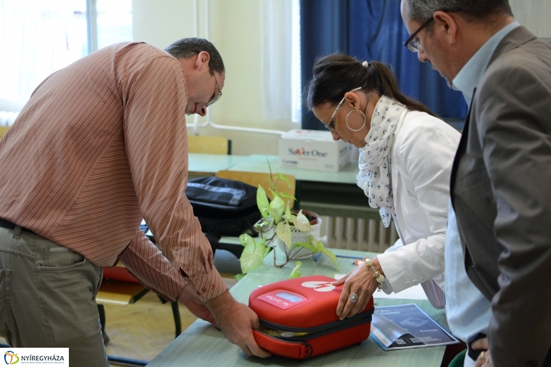 Defibrillátor kapott a Kölcsey Gimnázium