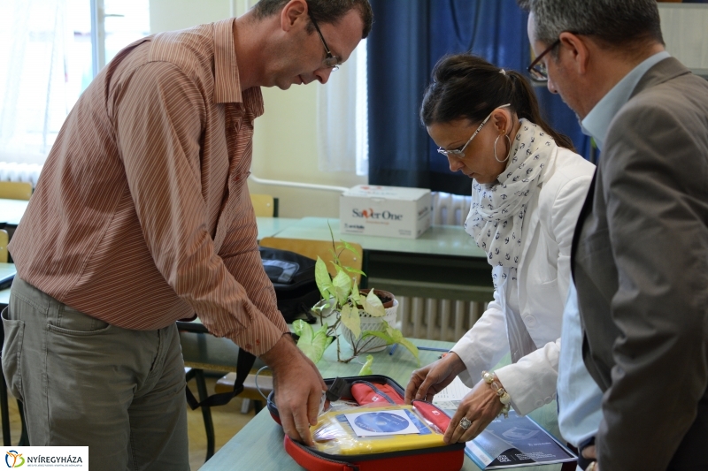 Defibrillátor kapott a Kölcsey Gimnázium