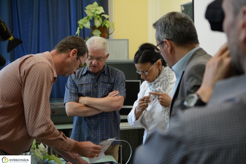 Defibrillátor kapott a Kölcsey Gimnázium