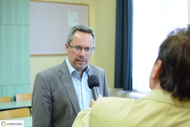 Defibrillátor kapott a Kölcsey Gimnázium