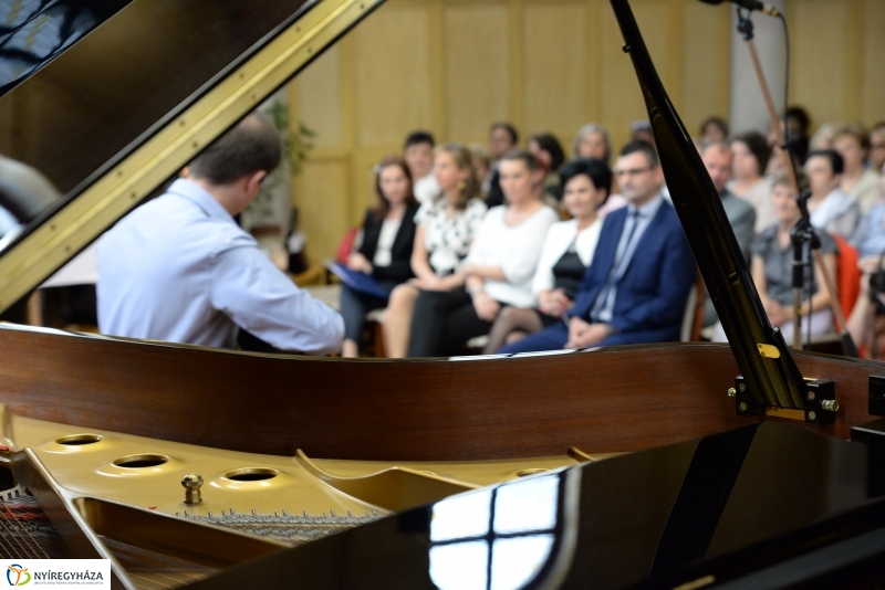 Köztisztviselők napja