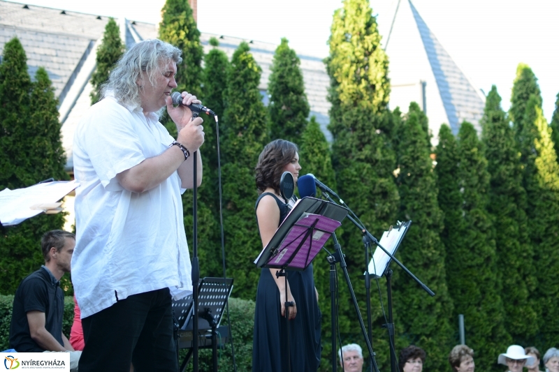 Francia Divatbemutató a Bencs Villában 