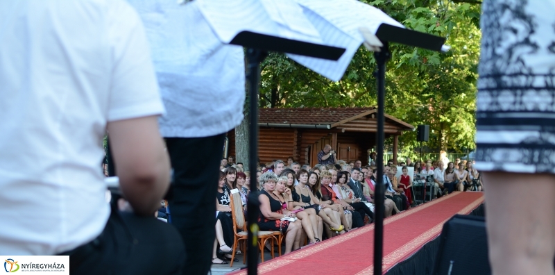 Francia Divatbemutató a Bencs Villában 