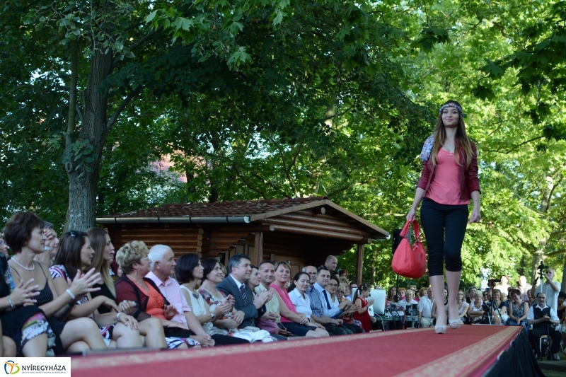 Francia Divatbemutató a Bencs Villában 