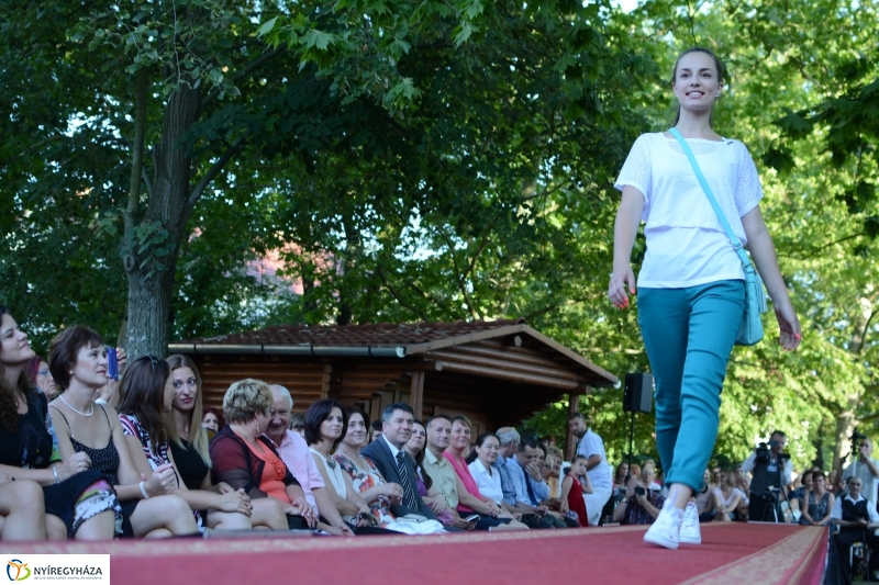 Francia Divatbemutató a Bencs Villában 