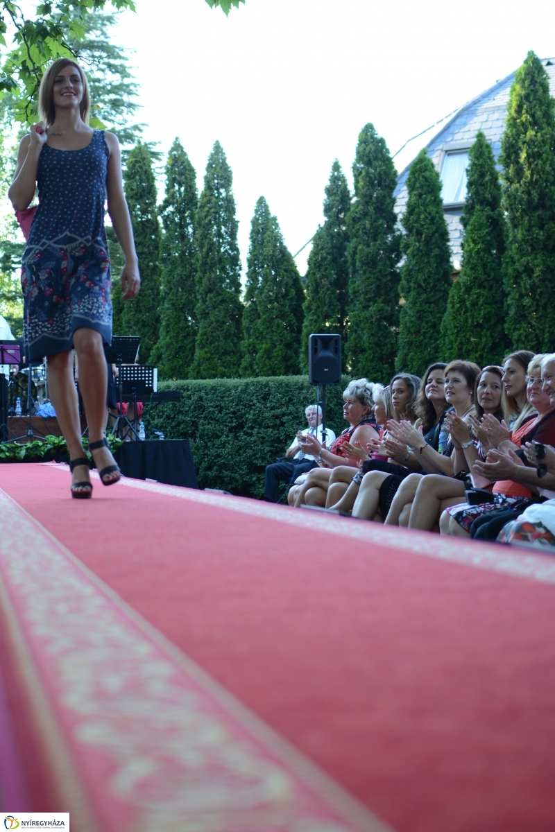 Francia Divatbemutató a Bencs Villában 