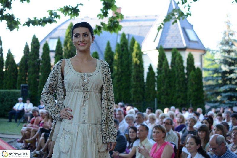 Francia Divatbemutató a Bencs Villában 