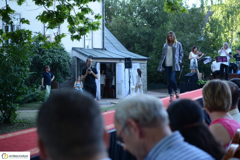 Francia Divatbemutató a Bencs Villában 