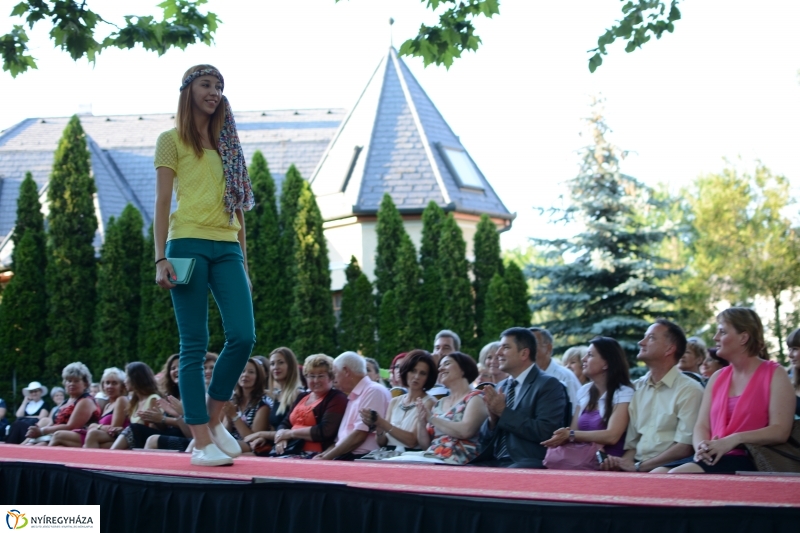 Francia Divatbemutató a Bencs Villában 