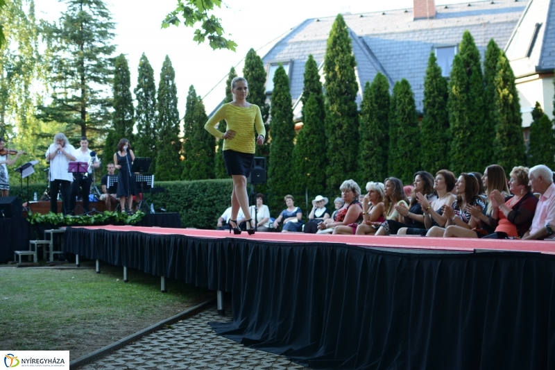 Francia Divatbemutató a Bencs Villában 