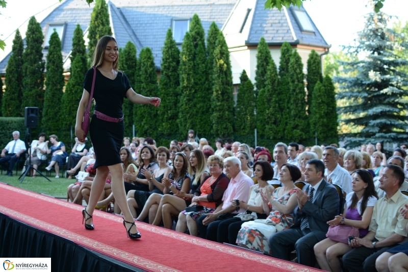 Francia Divatbemutató a Bencs Villában 