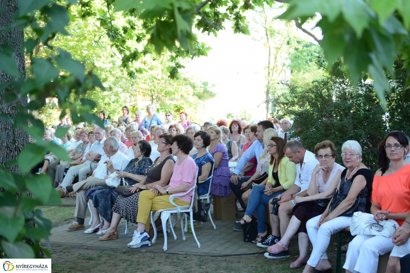 Francia Divatbemutató a Bencs Villában 