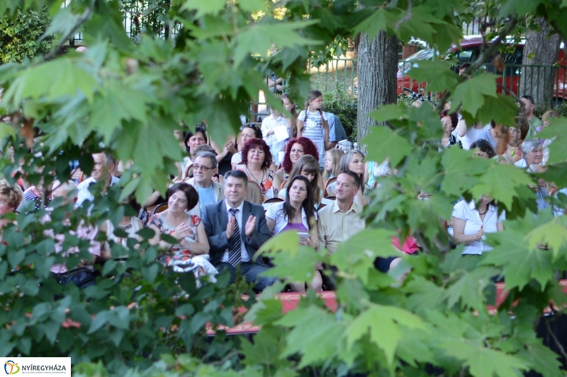 Francia Divatbemutató a Bencs Villában 