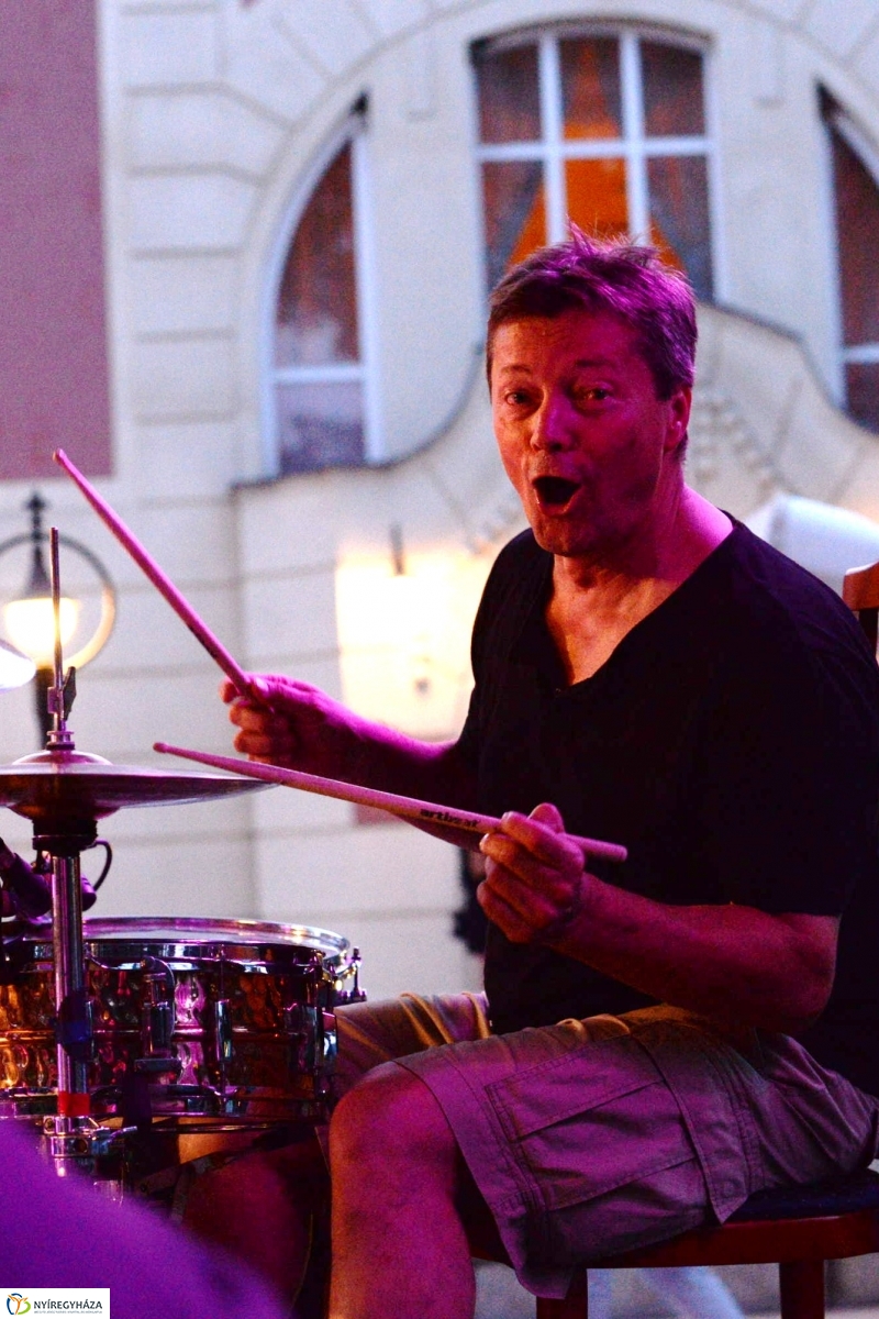 Sóstó feszt szárazon és vízen