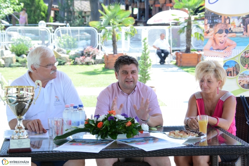 Strandfoci és Úszó alkalmatlanságok sajtótájékoztató