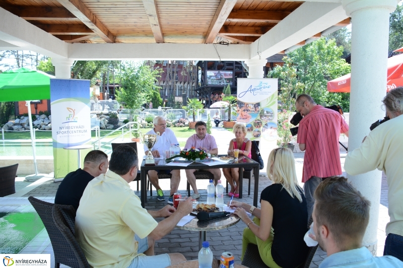 Strandfoci és Úszó alkalmatlanságok sajtótájékoztató