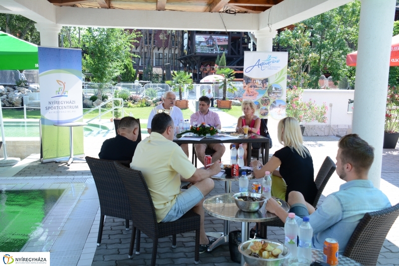 Strandfoci és Úszó alkalmatlanságok sajtótájékoztató