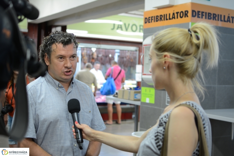 Defibrillátort kapott a megújult piaccsarnok