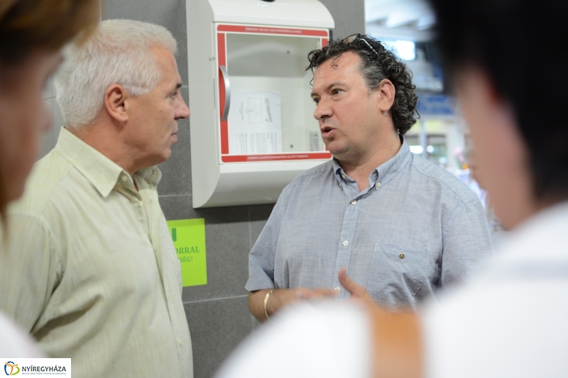 Defibrillátort kapott a megújult piaccsarnok