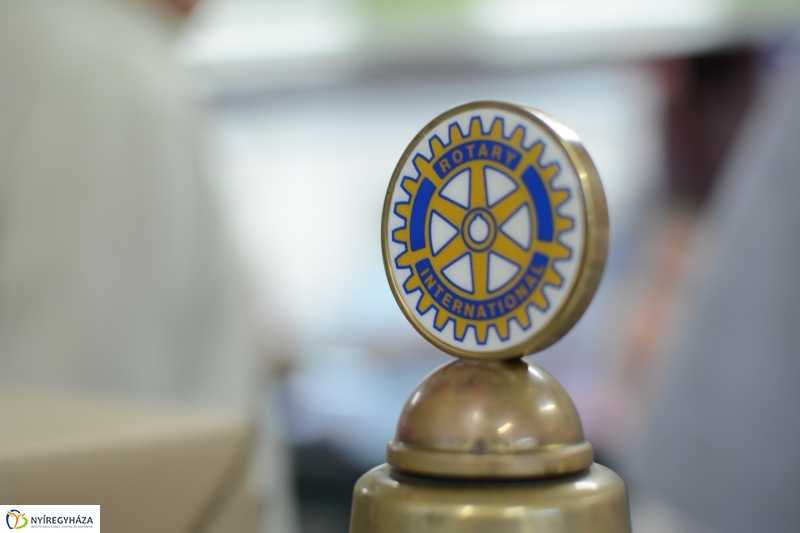 Defibrillátort kapott a megújult piaccsarnok