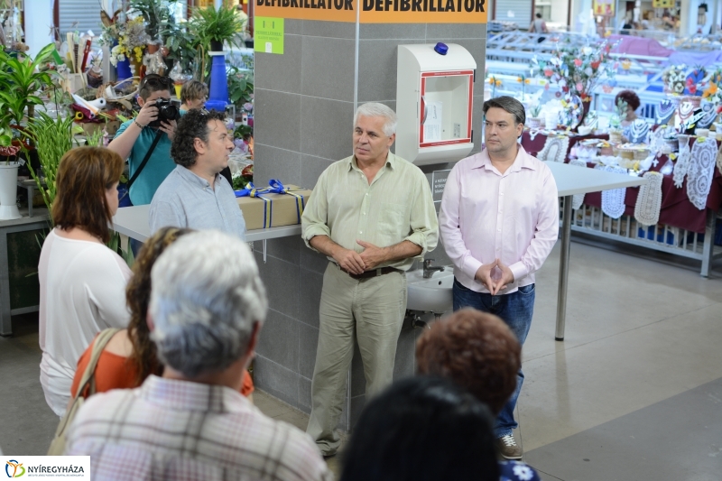 Defibrillátort kapott a megújult piaccsarnok