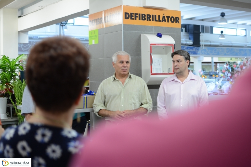 Defibrillátort kapott a megújult piaccsarnok
