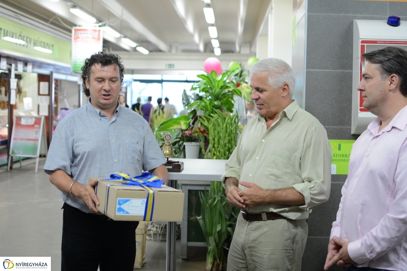 Defibrillátort kapott a megújult piaccsarnok