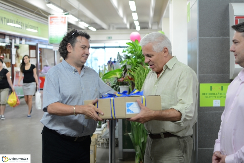 Defibrillátort kapott a megújult piaccsarnok