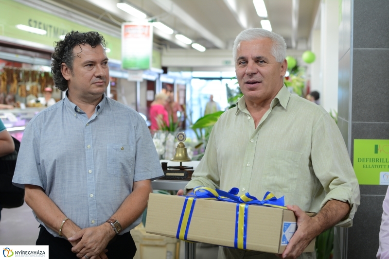 Defibrillátort kapott a megújult piaccsarnok
