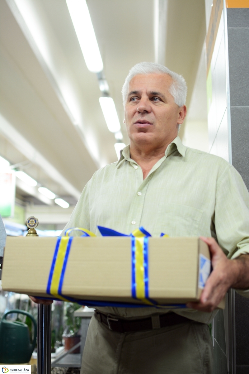 Defibrillátort kapott a megújult piaccsarnok