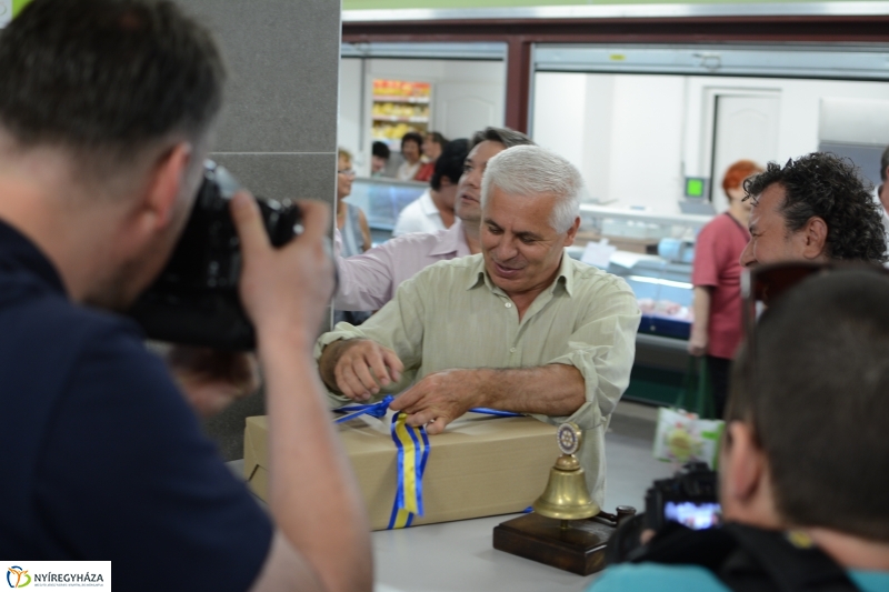 Defibrillátort kapott a megújult piaccsarnok